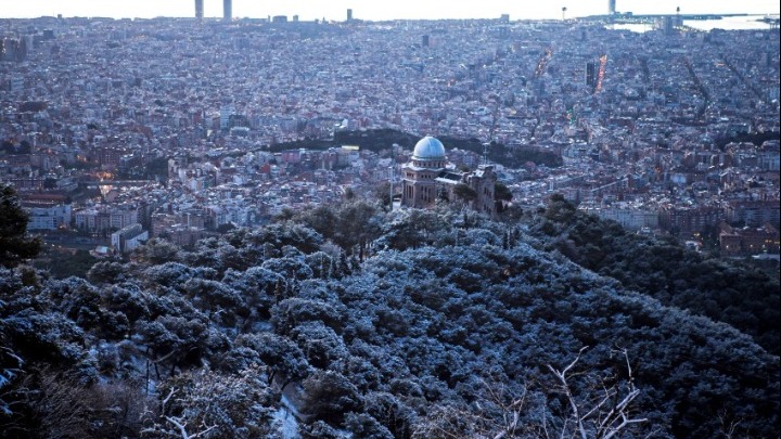 Ορίζοντας της Βαρκελώνης – πόλη που διπλασιάζει τον τουριστικό φόρο για τη στέγαση