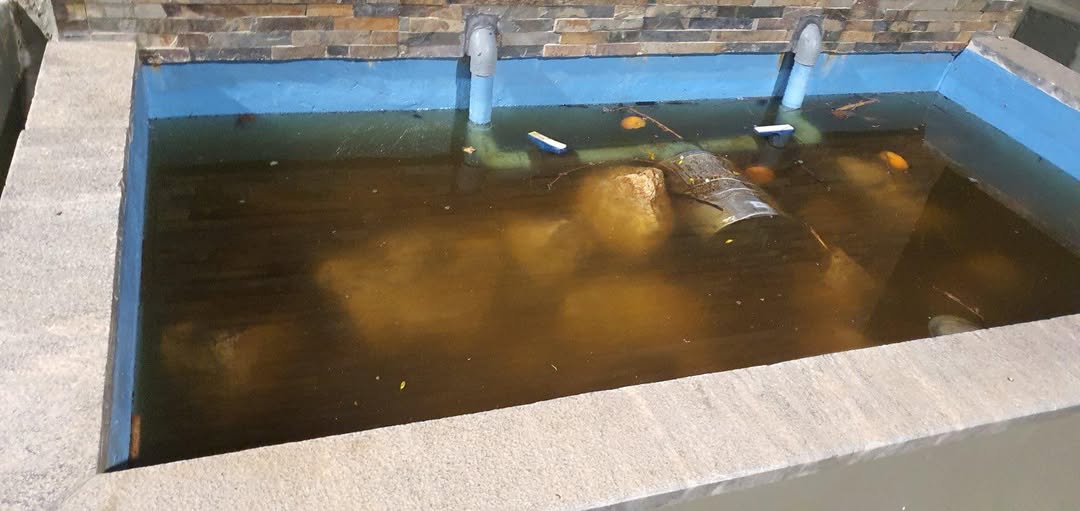 Βανδαλισμένο συντριβάνι στην πλατεία Αλησμόνητων Πατρίδων στον Κορυδαλλό