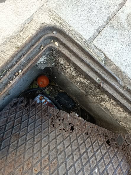 επικίνδυνο φρεάτιο Πειραιάς πεζοδρόμιο ζημιά