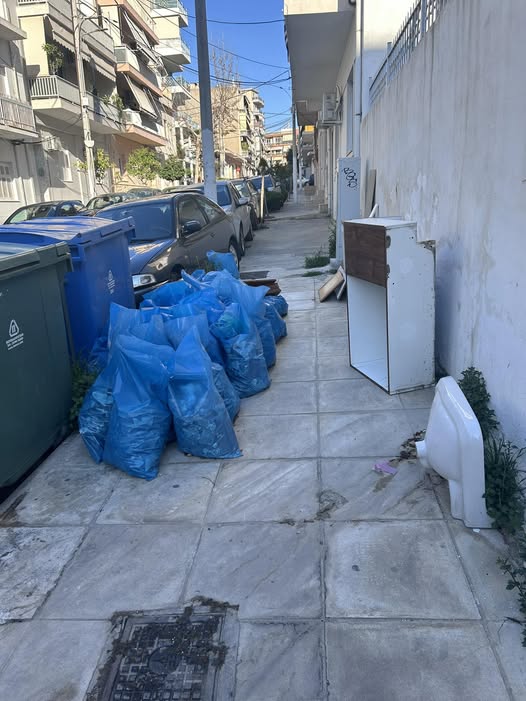 μπάζα σε δρόμο Κορυδαλλού