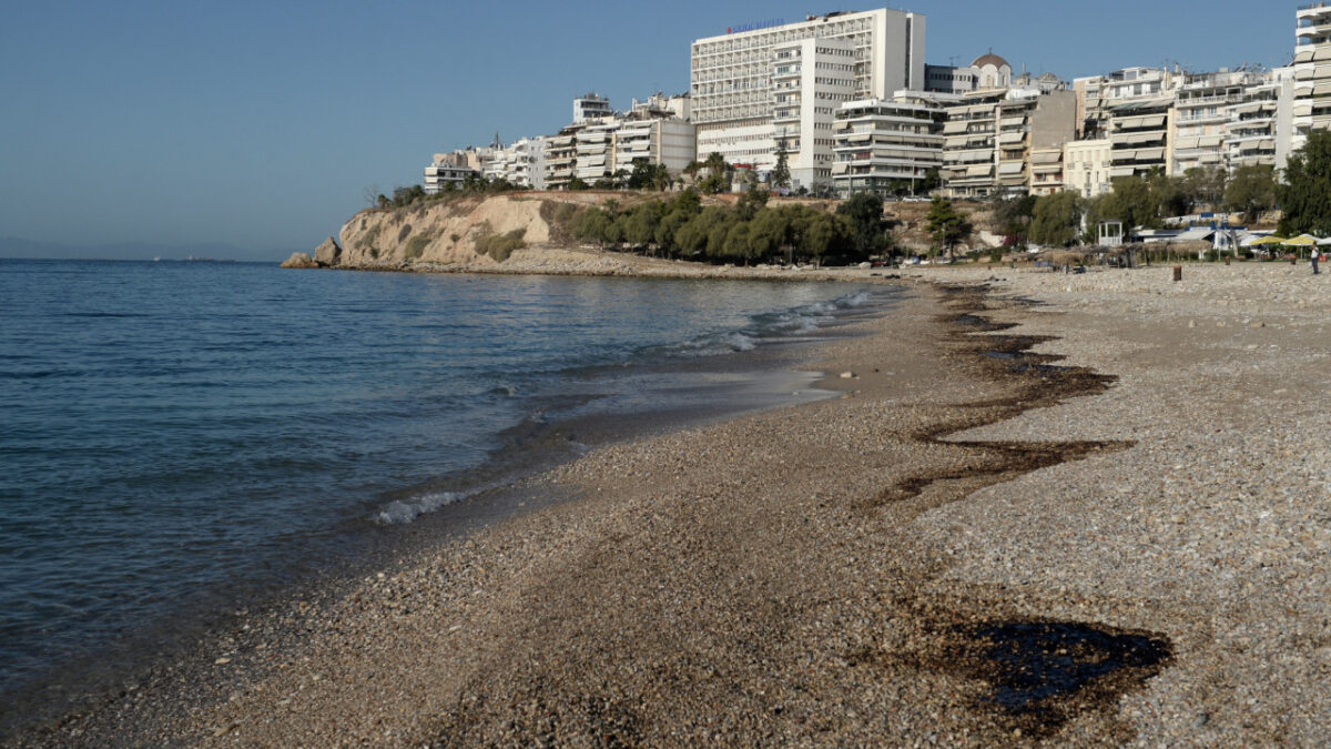 Παραλία Φρεαττύδας στον Πειραιά όπου καταγγέλλεται ψάρεμα κοντά σε λουόμενους