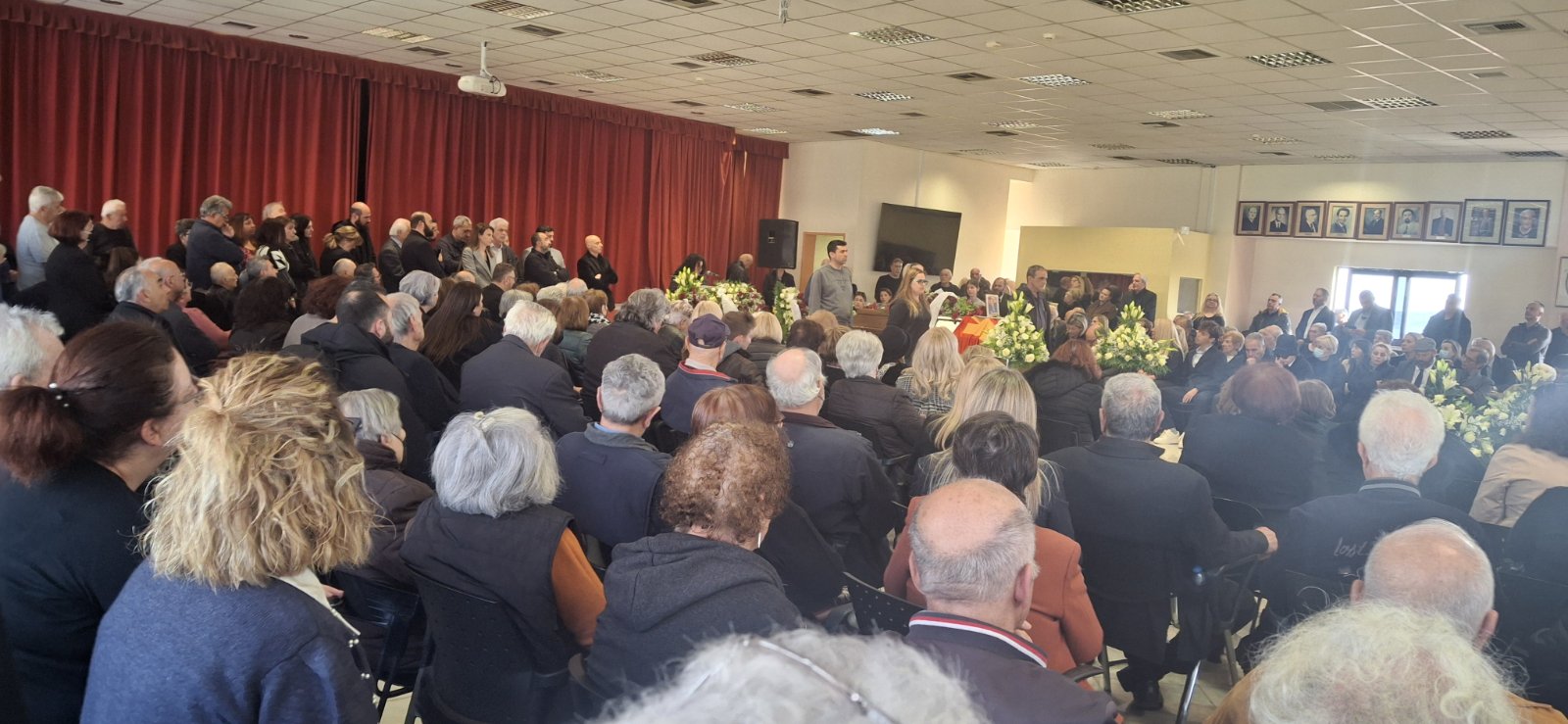 Πολιτική κηδεία του πρώην δημάρχου Περάματος Γιάννη Πατσιλινάκου στο Δημαρχείο