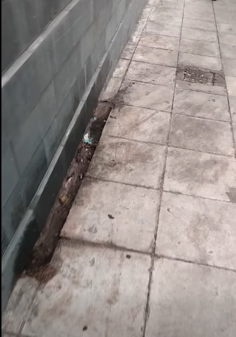 Λάδια σε πεζοδρόμιο στον Κορυδαλλό κοντά στο Δημαρχείο