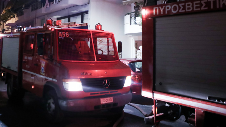 Πυροσβεστικά οχήματα σε επιχείρηση κατάσβεσης σε διαμέρισμα στο Κερατσίνι