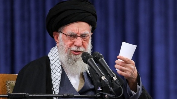 Αλί Χαμενεΐ μετά την ανακοίνωση θανάτου από την ιρανική τηλεόραση