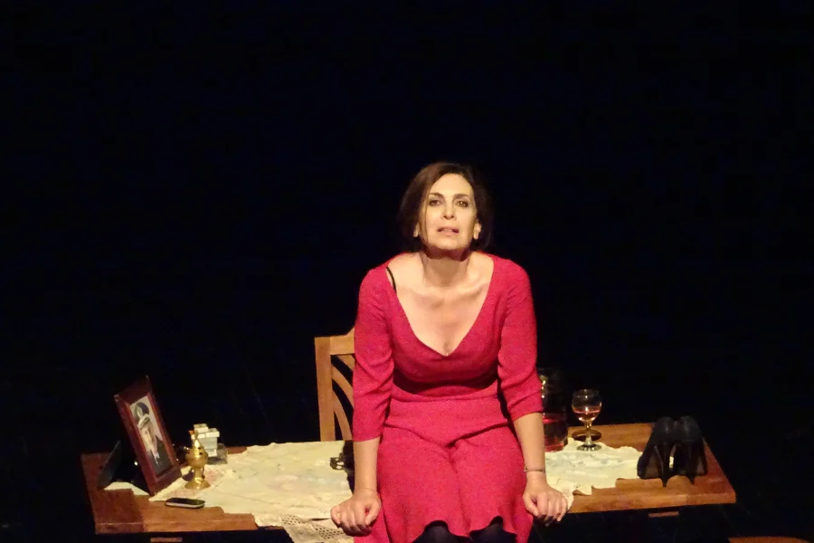 Η Πόρνη από Πάνω Βεάκειο Θέατρο Πειραιά