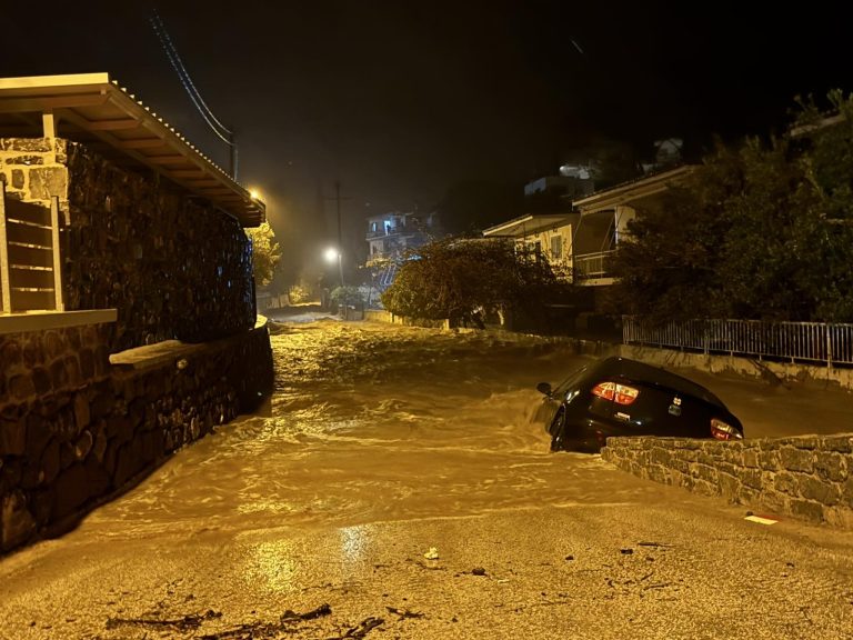 Πόρος κακοκαιρία αυτοκίνητα στη θάλασσα Ασκέλι