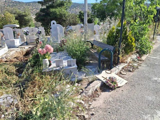 Νεκροταφείο Σχιστού χόρτα τάφοι ΣΥΝΔΗΚΟΣ