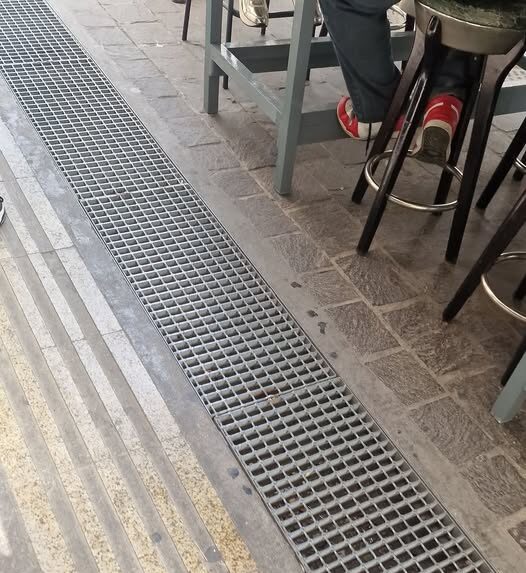 τραπεζοκαθίσματα πεζοδρόμιο Πειραιάς όδευση τυφλών