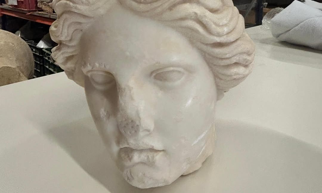 8e63755c-venusneo Εργάτες βρήκαν μαρμάρινο κεφάλι 2.000 ετών σε παραλία – Πιθανόν η θεά Αφροδίτη
