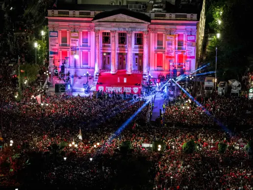 olympiakos-final-four-ypodoxi2 Ολυμπιακός Πρωταθλητής Ευρώπης: 130.000 στους δρόμους και ο Μπαρτζώκας σήκωσε πρώτος την κούπα στον ουρανό του Πειραιά