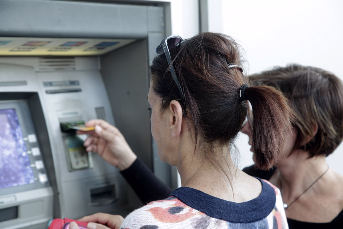 EV_ATM_TRAPEZES_PERIORISMOS_ANALHPSHS9-1200x800 Συντάξεις χηρείας: «Βροχή» αναδρομικά έως 7.800 ευρώ - Ποιους αφορά η απόφαση «βόμβα»