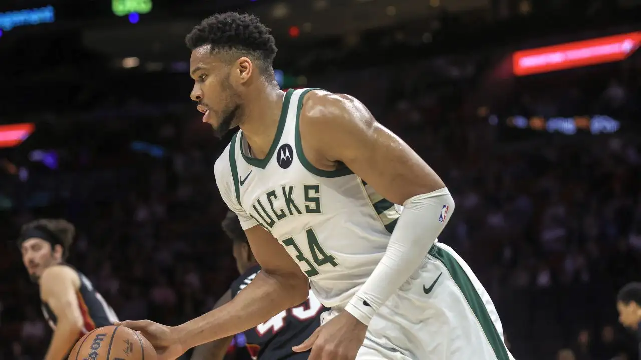 antetokounmpo-2 Σεισμός στο NBA: Ο Γιάννης Αντετοκούνμπο στους Μαϊάμι Χιτ – Τέλος εποχής στο Μιλγουόκι μετά από 13 χρόνια