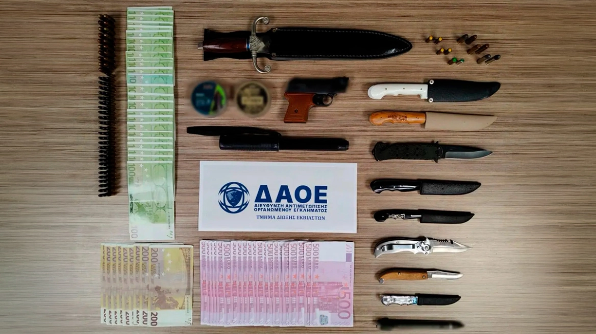 Συνελήφθη 53χρονος στον Πειραιά για πλαστογραφία και παράνομα όπλα