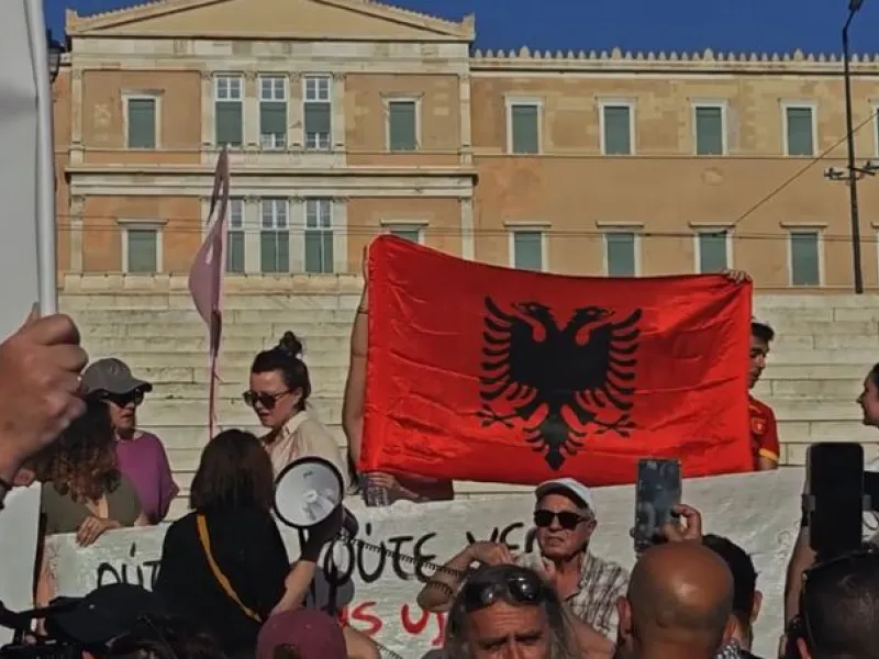 orangepress_alvania_syntagma.jpg «Ούτε γη, ούτε νερό»: Αλβανοί στο Σύνταγμα κατά του project Κούσνερ και της καταστροφής της Vjosa