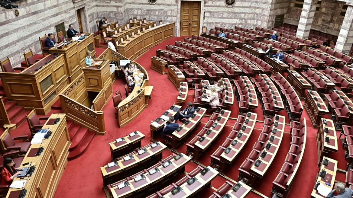 Βουλή: Ψηφίστηκε ο νέος Κώδικας Τοπικής Αυτοδιοίκησης – Τέλος στον β' γύρο εκλογών