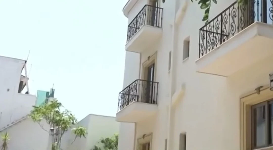 17xronos-vretanos-xalandri-1 Χαλάνδρι: Εγκεφαλικά νεκρός ο 17χρονος Βρετανός που έπεσε από μπαλκόνι ξενοδοχείου – Μία σύλληψη για το αλκοόλ