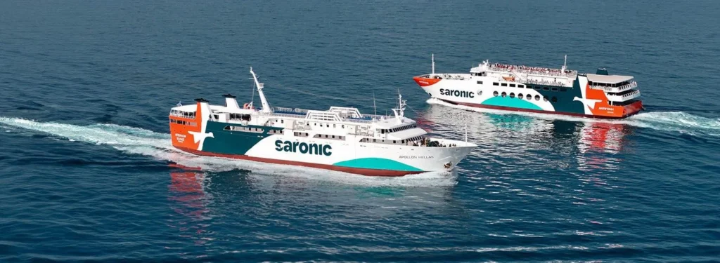 Σε θετικό έδαφος κινείται μέχρι στιγμής η επιβατική κίνηση προς και από την Αίγινα, με τα Σαββατοκύριακα και τα τριήμερα να συγκεντρώνουν τη μεγαλύτερη ζήτηση και τις ακτοπλοϊκές εταιρείες να διατηρούν θετικές προσδοκίες για τον Αύγουστο.Οι εταιρείες που ανταποκρίθηκαν στο αίτημα του Aegina365.gr καταθέτουν τη δική τους εικόνα για τη φετινή θερινή περίοδο, αναφερόμενες στην πορεία της επιβατικής κίνησης, στις ημέρες αυξημένης ζήτησης και στις προσδοκίες τους για τον Αύγουστο.Η Saronic, η Remezzo Maritime και η Smart Lines παρουσιάζουν τα μέχρι σήμερα δεδομένα από τη δική τους επιχειρησιακή οπτική, αλλά και τις τάσεις που παρατηρούν στις μετακινήσεις των επιβατών. Για τη Remezzo Maritime και τη Smart Lines, η φετινή περίοδος έχει ιδιαίτερο ενδιαφέρον, καθώς αποτελεί το πρώτο καλοκαίρι δραστηριοποίησης του «Ωκύαλου» και του «ΠΑΝΟΡΑΜΑ» στη γραμμή.Κοινός παρονομαστής στις εκτιμήσεις των εταιρειών είναι η προσδοκία αυξημένης κίνησης τον Αύγουστο και ιδιαίτερα κατά την περίοδο του Δεκαπενταύγουστου.Ιωσήφ Λεφάκης, CEO της SaronicΟ CEO της Saronic, Ιωσήφ Λεφάκης, δήλωσε στο Aegina365.gr:«Η φετινή θερινή περίοδος στους προορισμούς του Σαρωνικού που εξυπηρετούμε εξελίσσεται στα περσινά επίπεδα. Μέχρι σήμερα καταγράφεται μια ήπια ενίσχυση της επιβατικής κίνησης σε σύγκριση με την αντίστοιχη περσινή περίοδο, γεγονός που επιβεβαιώνει ότι η Αίγινα εξακολουθεί να αποτελεί έναν ιδιαίτερα δημοφιλή προορισμό για σύντομες και πολυήμερες αποδράσεις.Η μεγαλύτερη ζήτηση παρατηρήθηκε, όπως ήταν αναμενόμενο, τα τριήμερα, τα Σαββατοκύριακα και στις περιόδους υψηλής θερινής κινητικότητας. Η εντονότερη διαφορά φέτος παρατηρείται στην αυξητική τάση σε επισκέπτες από χώρες εξωτερικού, ενώ οι Έλληνες επισκέπτες φαίνεται να συγκρατούνται προς το παρόν, ενδεχομένως διότι η Αθήνα έχει αυξήσει το τουριστικό της προϊόν, το οποίο παράλληλα απασχολεί και πολλούς Αθηναίους.Σε λειτουργικό επίπεδο, η SARONIC τον Ιούλιο αύξησε το επιχειρησιακό της έργο σε σχέση με πέρυσι, εξυπηρετώντας Αίγινα – Αγκίστρι και Σουβάλα με πληθώρα καθημερινών δρομολογίων, ενώ διατήρησε και την καθημερινή σύνδεση του Πειραιά και της Αίγινας με τα Μέθανα και τον Πόρο. Στόχος ήταν και φέτος να αντιμετωπίσουμε τον αυξημένο ανταγωνισμό με πιο ισχυρή παρουσία δρομολογίων και πολύ πιο διευρυμένο επιχειρησιακό ωράριο. Με άλλα λόγια, έχοντας 5 ενεργά πλοία στη γραμμή όλο το χρόνο, να ανοίγουμε και να κλείνουμε τη γραμμή εμείς, διατηρώντας δρομολόγια παντού ενδιαμέσως. Παρά την δραματική αύξηση του κόστους καυσίμων, οι ναύλοι διατηρήθηκαν ίδιοι με πέρυσι ενώ διευρύνθηκαν και οι παρεχόμενες ευκαιρίες προσφορών σε όλους μας τους προορισμούς, όπως η πολύ δημοφιλής BONUS Card, η πρόσφατη προσθήκη έκπτωσης αλέ-ρετούρ και η έκπτωση ανέργων που εκτιμούμε πως θα βοηθήσει ακόμα περισσότερους Αθηναίους να επισκεφτούν τα νησιά μας.Για τον Αύγουστο αναμένουμε μια ήπια αύξηση των ημεδαπών επιβατών σε σχέση με πέρυσι, στα νησιά του Σαρωνικού. Βέβαια αυτό θα εξαρτηθεί και από έκτακτους παράγοντες με βασικότερο τις καιρικές συνθήκες, που συχνά επηρεάζουν τις ολιγοήμερες αποδράσεις. Αναμένουμε πως οι αυθημερόν επιβάτες και τα γκρουπ θα μειωθούν αλλά θα αυξηθούν οι μεγαλύτερης διάρκειας επισκέψεις από Έλληνες επιβάτες. Στόχος είναι να διατηρήσουμε τη δυναμική παρουσία της SARONIC στο νησί της Αίγινας με την αδιάλειπτη καθημερινή σύνδεση του νησιού με τον Πειραιά, το Αγκίστρι, τα Μέθανα και τον Πόρο».Άννα Περήφανου, General Manager της Remezzo MaritimeΗ General Manager της Remezzo Maritime, Άννα Περήφανου, αναφέρθηκε στο πρώτο καλοκαίρι λειτουργίας του Ωκύαλου, αλλά και στα χαρακτηριστικά που αναζητούν πλέον οι επιβάτες από το ακτοπλοϊκό τους ταξίδι:«Η φετινή χρονιά είναι ιδιαίτερη για εμάς, καθώς αποτελεί το πρώτο καλοκαίρι λειτουργίας του Ωκύαλου, ο οποίος ξεκίνησε τα δρομολόγιά του τον Νοέμβριο του 2025. Ως εκ τούτου, δεν υπάρχει αντίστοιχη περσινή περίοδος ώστε να γίνει άμεση σύγκριση.Σε ό,τι αφορά συνολικά την αγορά, η εικόνα δείχνει ότι η επιβατική κίνηση κινείται με πιο συγκρατημένους ρυθμούς σε σχέση με την περσινή χρονιά. Παρ' όλα αυτά, η ανταπόκριση του επιβατικού κοινού προς τον Ωκύαλο είναι ιδιαίτερα ενθαρρυντική και η πληρότητα των δρομολογίων, ειδικά τα Σαββατοκύριακα και στις περιόδους αιχμής, είναι πολύ ικανοποιητική.Οι κρατήσεις για τον Αύγουστο εξελίσσονται ομαλά και αναμένουμε αυξημένη ζήτηση, όπως συμβαίνει παραδοσιακά την περίοδο του Δεκαπενταύγουστου.Παράλληλα, διαπιστώνουμε ότι οι επιβάτες δίνουν ολοένα και μεγαλύτερη σημασία στη συνολική εμπειρία του ταξιδιού. Η άνεση, η αξιοπιστία, η καθαριότητα και η εύκολη επιβίβαση αποτελούν πλέον σημαντικά κριτήρια επιλογής και είναι στοιχεία στα οποία επενδύουμε καθημερινά».Smart Lines: Ικανοποιητική εικόνα και αυξημένη ζήτηση τα ΣαββατοκύριακαΙκανοποιητική χαρακτηρίζει η Smart Lines την εικόνα της επιβατικής κίνησης μέχρι σήμερα για το επιβατηγό-οχηματαγωγό «ΠΑΝΟΡΑΜΑ».Η εταιρεία δεν έχει τη δυνατότητα να πραγματοποιήσει άμεση σύγκριση με την αντίστοιχη περσινή περίοδο, καθώς το πλοίο δρομολογήθηκε για πρώτη φορά στη γραμμή Πειραιάς–Αίγινα τον Νοέμβριο του 2025.Σύμφωνα με την τοποθέτηση της εταιρείας, οι ημέρες κατά τις οποίες καταγράφεται η μεγαλύτερη ζήτηση είναι η Παρασκευή, το Σάββατο και η Κυριακή. Η συγκέντρωση της κίνησης στο τριήμερο αυτό αποτελεί και τη βασικότερη αλλαγή που παρατηρείται φέτος στις ταξιδιωτικές συνήθειες του επιβατικού κοινού.Για τον Αύγουστο, η εικόνα των κρατήσεων και οι προσδοκίες της Smart Lines χαρακτηρίζονται πολύ καλές.Το ενδιαφέρον μεταφέρεται πλέον στον ΑύγουστοΟι τοποθετήσεις των τριών εταιρειών αποτυπώνουν τη μέχρι σήμερα πορεία της επιβατικής κίνησης και τις προσδοκίες που διαμορφώνονται για τη συνέχεια της θερινής περιόδου.Τα Σαββατοκύριακα παραμένουν ο βασικός πυρήνας της ζήτησης, ενώ η αυξημένη παρουσία επισκεπτών από το εξωτερικό αποτελεί μία από τις σημαντικότερες τάσεις που καταγράφονται φέτος.Την ίδια στιγμή, φαίνεται ότι το επιβατικό κοινό δεν επιλέγει πλέον ένα δρομολόγιο αποκλειστικά με βάση την ώρα αναχώρησης ή την τιμή. Η άνεση, η αξιοπιστία, η καθαριότητα, η συχνότητα των δρομολογίων και η συνολική εμπειρία του ταξιδιού αποκτούν ολοένα και μεγαλύτερη σημασία.Το επόμενο κρίσιμο διάστημα είναι αυτό του Αυγούστου και ιδιαίτερα οι ημέρες γύρω από τον Δεκαπενταύγουστο. Οι μέχρι τώρα κρατήσεις δημιουργούν θετικές προσδοκίες, με τις καιρικές συνθήκες και την πορεία των ολιγοήμερων αποδράσεων να αποτελούν τους βασικούς παράγοντες που θα καθορίσουν την τελική εικόνα της φετινής θερινής περιόδου.