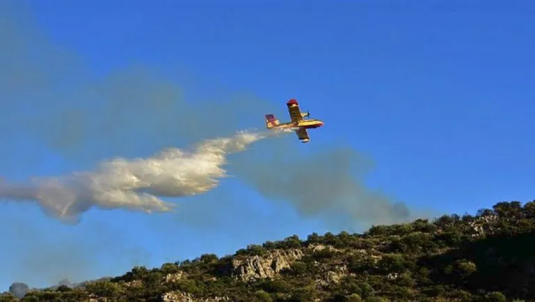 w22-175418aeroskafosPYR-768x433-1 Επιχείρηση της Πυροσβεστικής για την κατάσβεση πυρκαγιάς στον Κολινδρό Πιερίας