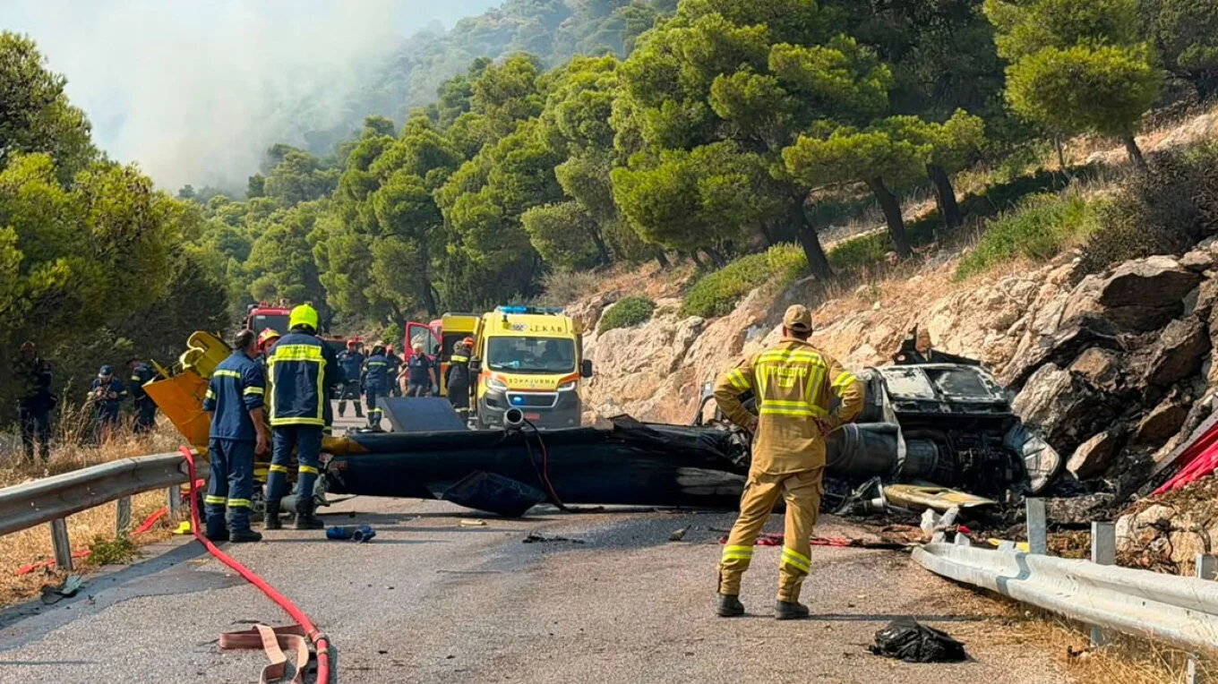 Νεκροί Δανός πιλότος και Έλληνας σύνδεσμος μετά τη σύγκρουση των δύο πυροσβεστικών ελικοπτέρων στην Ψάθα