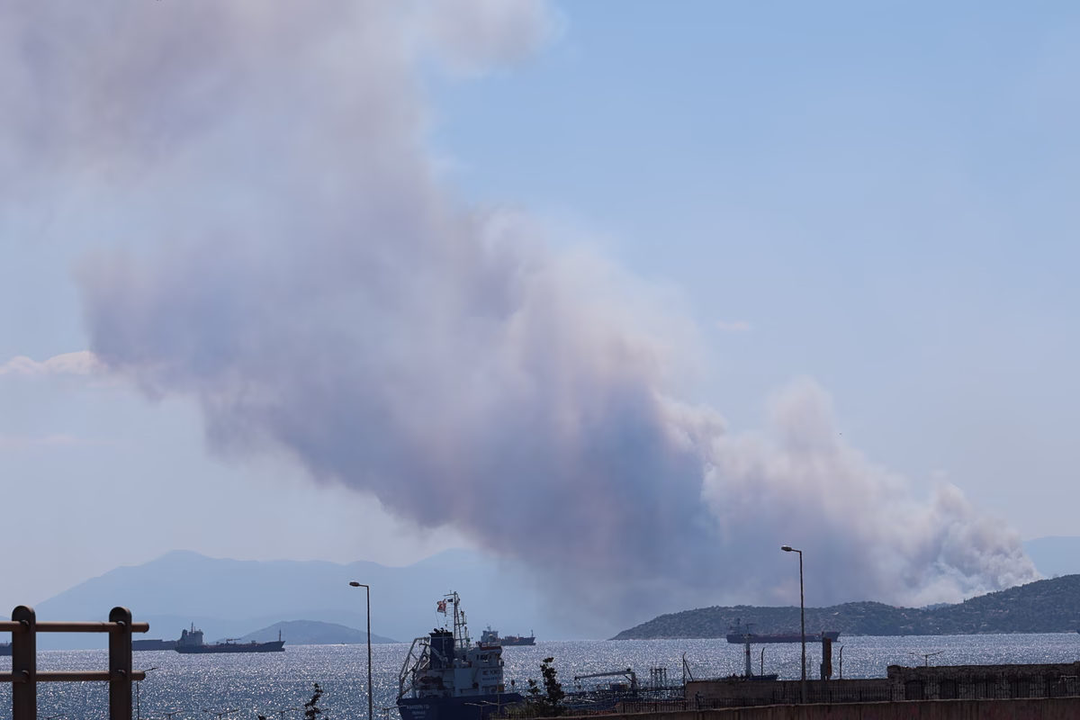 : Δύο νεκροί στη φωτιά που μαίνεται στη Σαλαμίνα – Διπλό πύρινο μέτωπο, εκκενώνονται οικισμοί