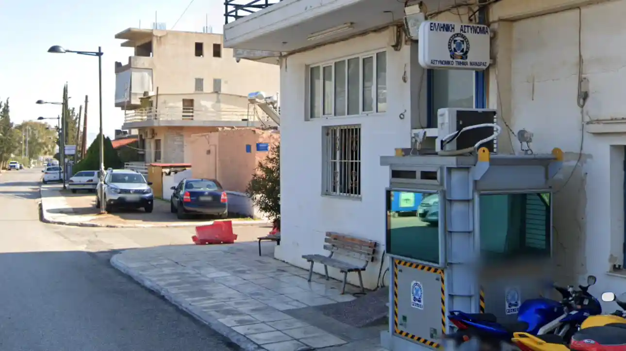 at-mandras Αιματηρό επεισόδιο στο Αστυνομικό Τμήμα Μάνδρας — Άνδρας επιτέθηκε με μαχαίρι σε αστυνομικούς