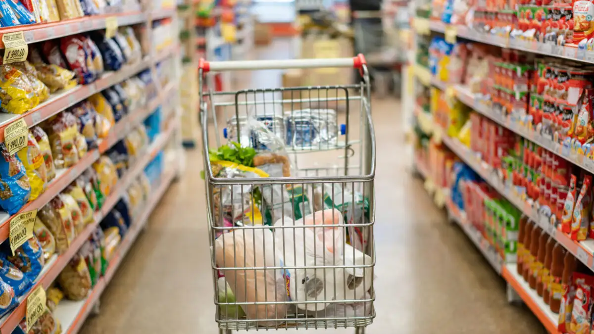 istock-2215927749-1200x675 Πληθωρισμός 3,8% τον Αύγουστο: Πετρέλαιο θέρμανσης +53,2%, φυσικό αέριο +40,2% – Πού «καίει» το καλάθι