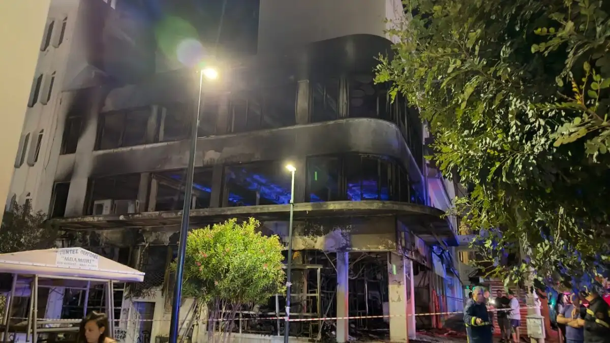 Πειραιάς: Στάχτη κατάστημα υφασμάτων στην οδό Νικήτα – Απεγκλωβίστηκε άνδρας από το υπόγειο